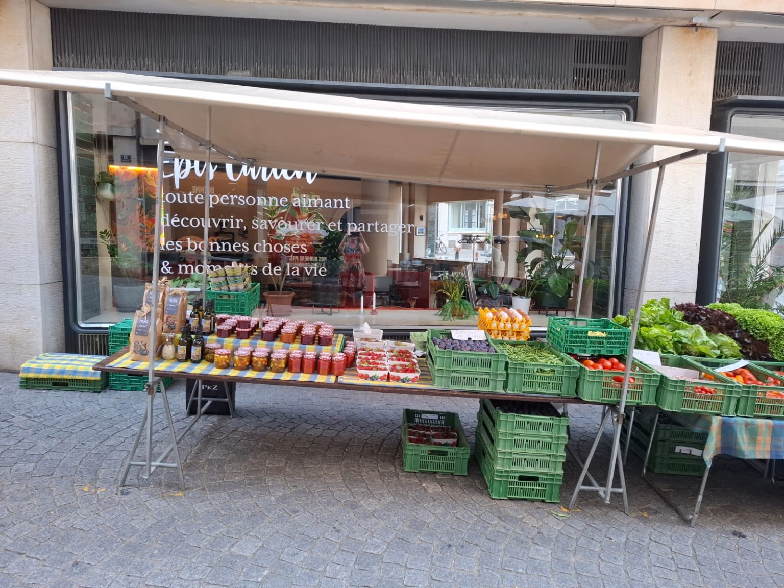 Märitstand mit Produkten